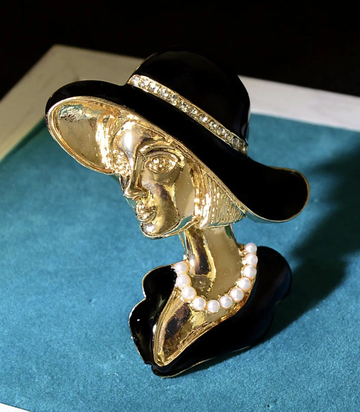 Pretty lady personality brooch retro vintage look gold plated royal pin ggg23