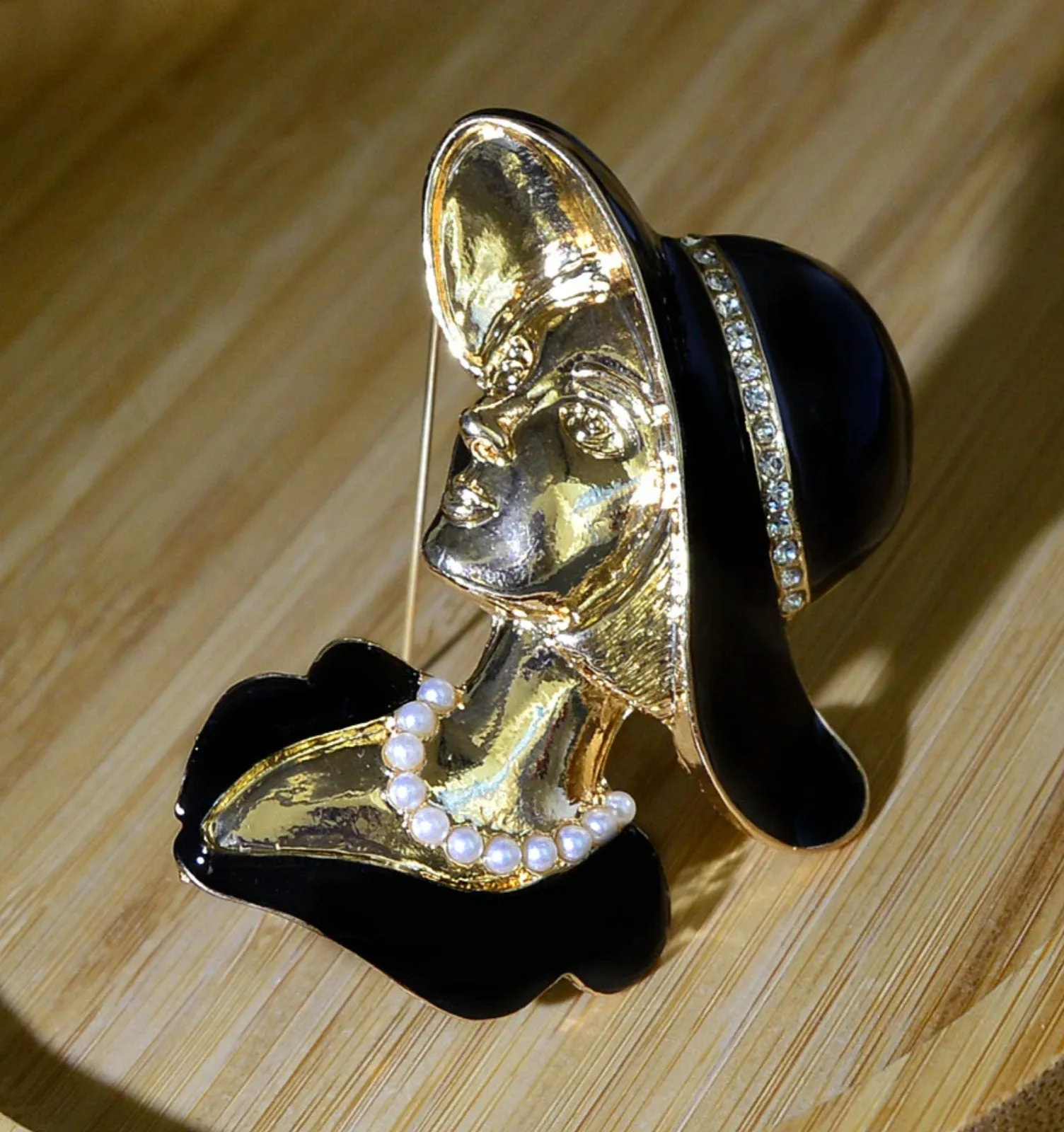 Pretty lady personality brooch retro vintage look gold plated royal pin ggg23