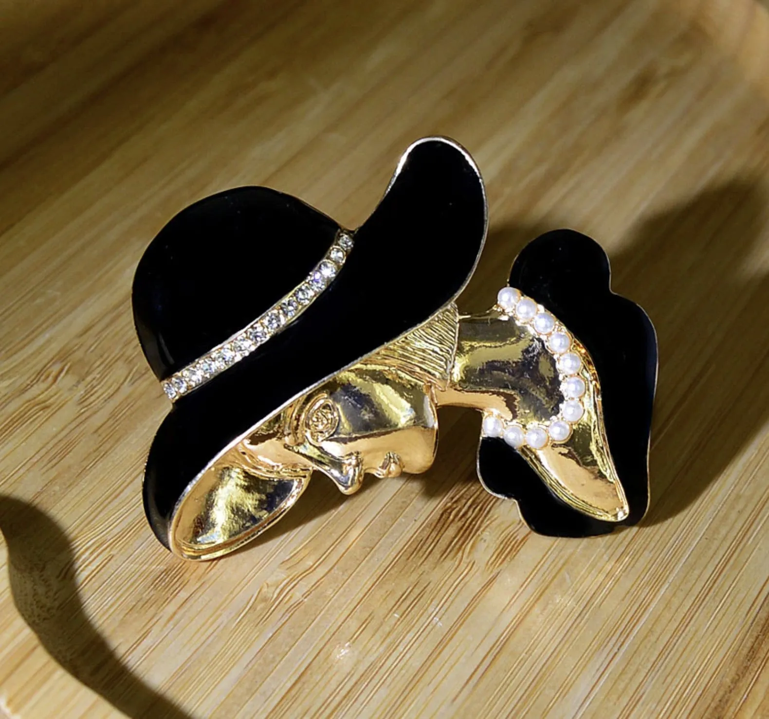 Pretty lady personality brooch retro vintage look gold plated royal pin ggg23