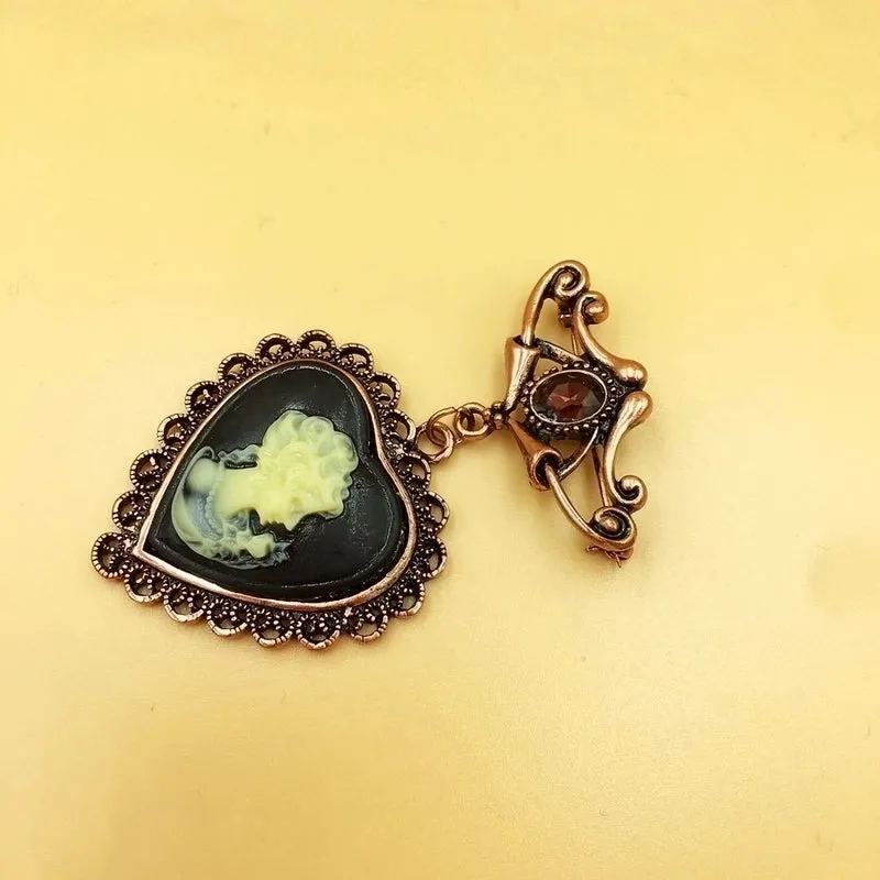 Retro Pin Heart Shape Alloy Enamel Inlay Artificial Gemstones Women'S Brooches